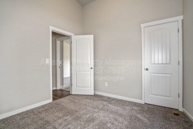 Building Photo - 2662 Shawnee Dr