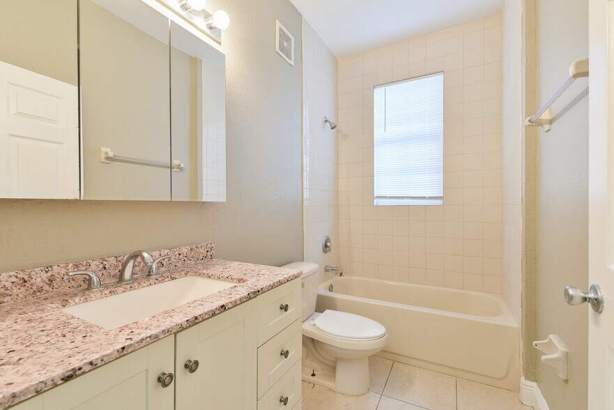 Building Photo - 1663 SE 29th St # 109