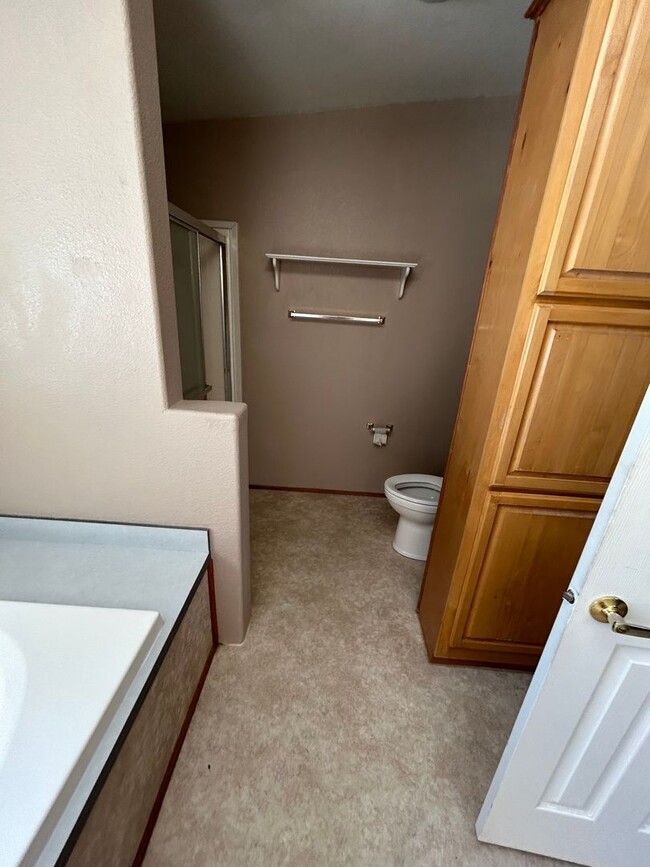 Building Photo - For Lease: 3BR/2BA Home with Spacious Yard...