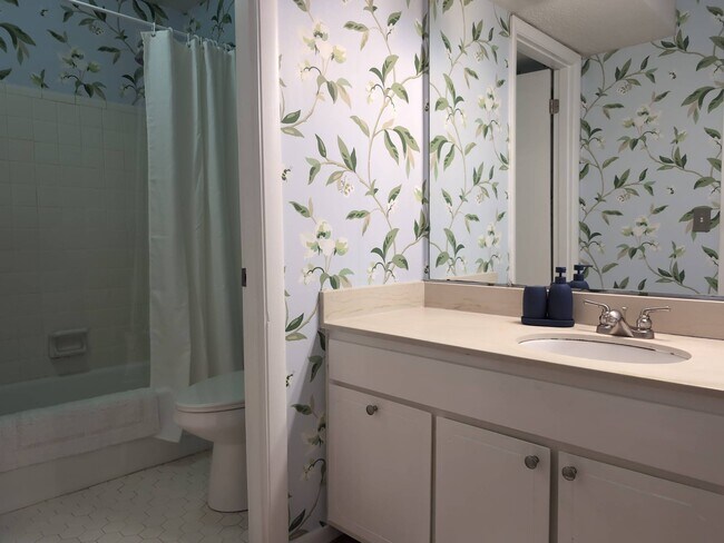 Building Photo - 3600 Chateau Dr