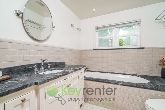 Building Photo - Your West Seattle Retreat – Hot Tub, Firep...