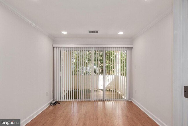 Building Photo - 5801 Linden Square Ct
