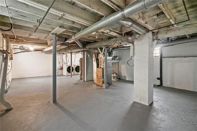 Building Photo - 318 Highland Ln