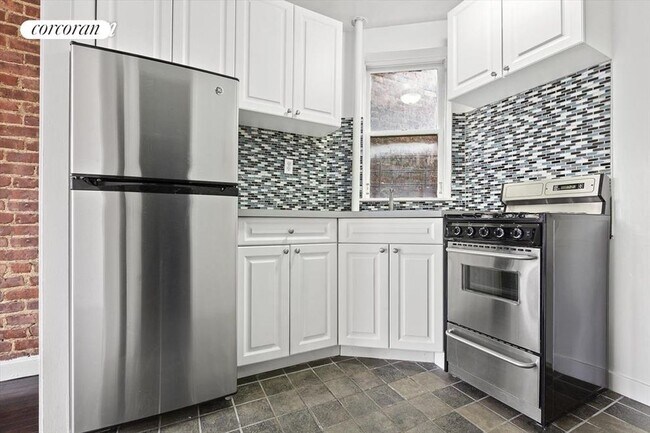 Building Photo - 58 Perry St