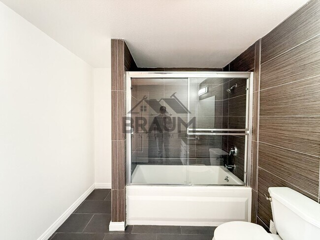 Building Photo - 332 S Virgil Ave