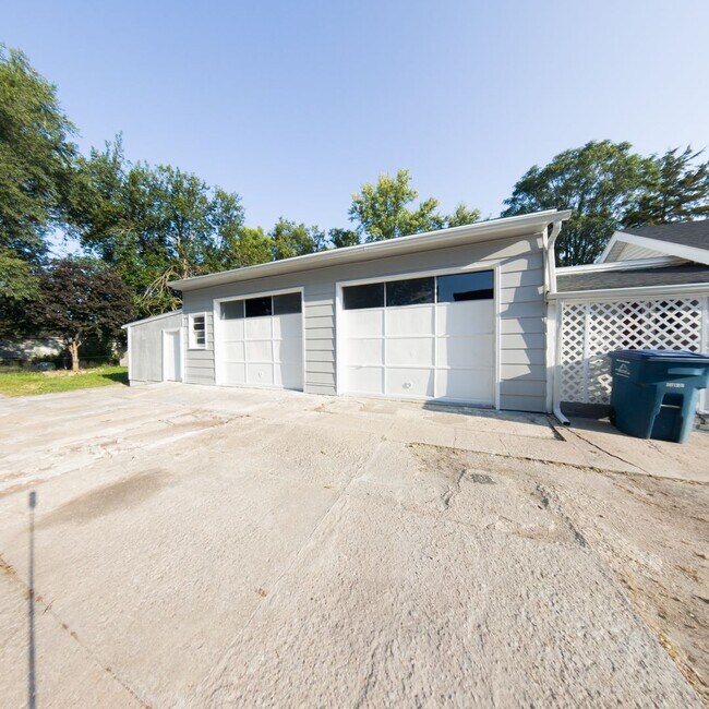 Building Photo - 1250 E 27th St