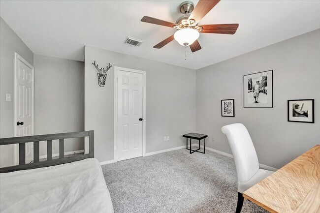 Building Photo - 15402 Willow Shores Dr