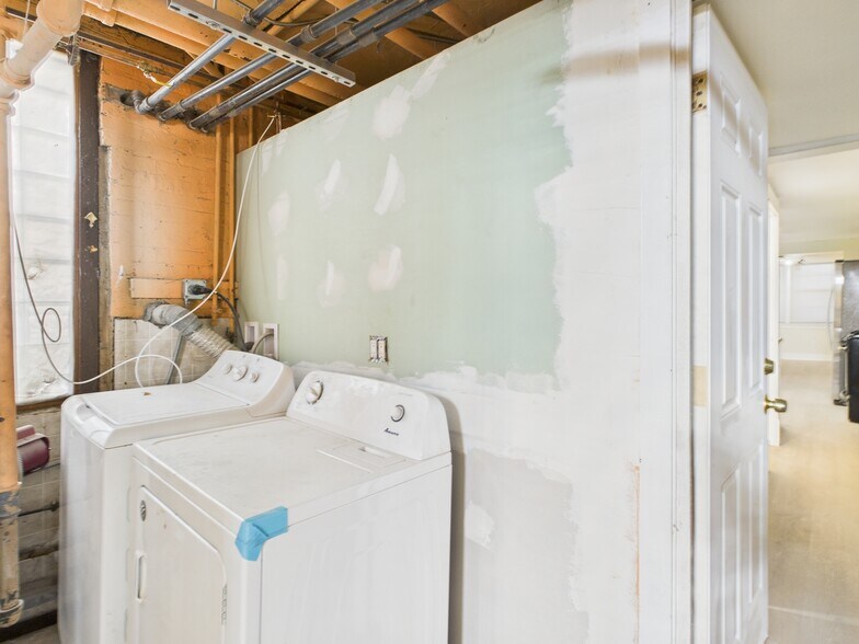 Building Photo - 1541 W Barry Ave