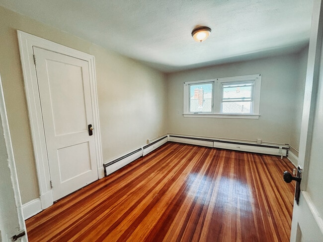 Building Photo - 62 Quaker Ln S