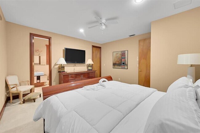 Building Photo - 4200 Coral Hills Dr