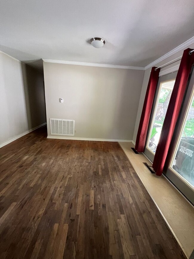 Building Photo - 3 bedroom/2 bath house close to KU with washer/dryer