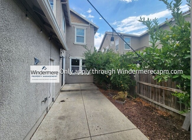 Building Photo - AWESOME 3 BED/2.5 BATH FLOOR PLAN AVAILABL...