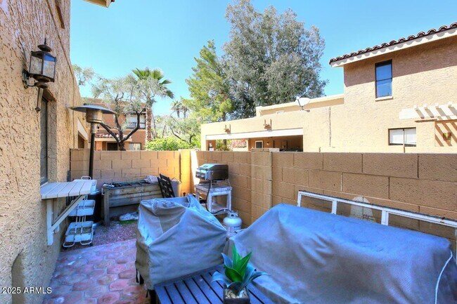 Building Photo - 10408 N 11th Pl