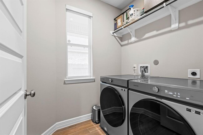 Building Photo - 4106 Sherman Oak Ln