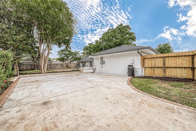 Building Photo - 6254 Locke Ln