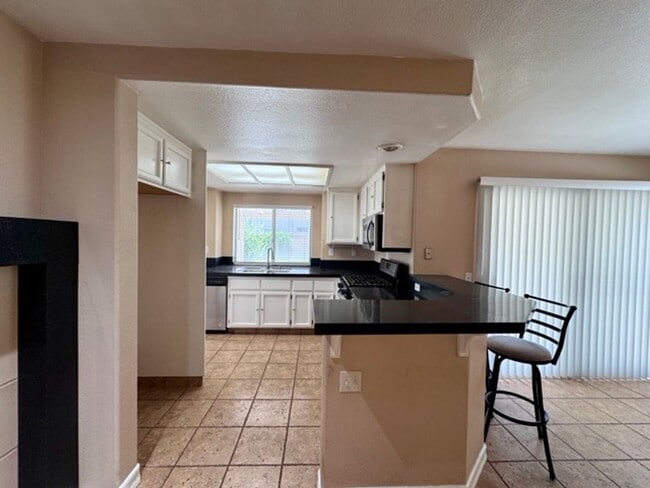 Building Photo - Spacious 4 Bedroom Home with Expansive Bac...