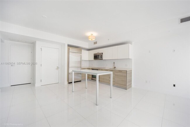 Building Photo - 1300 Brickell Bay Dr