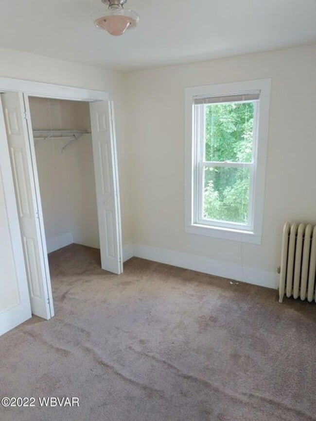 Building Photo - Spacious home