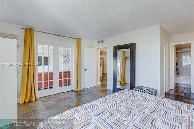 Building Photo - 401 Golden Isles Dr