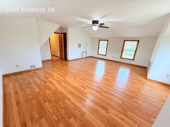 Building Photo - 2047 Parkside Dr