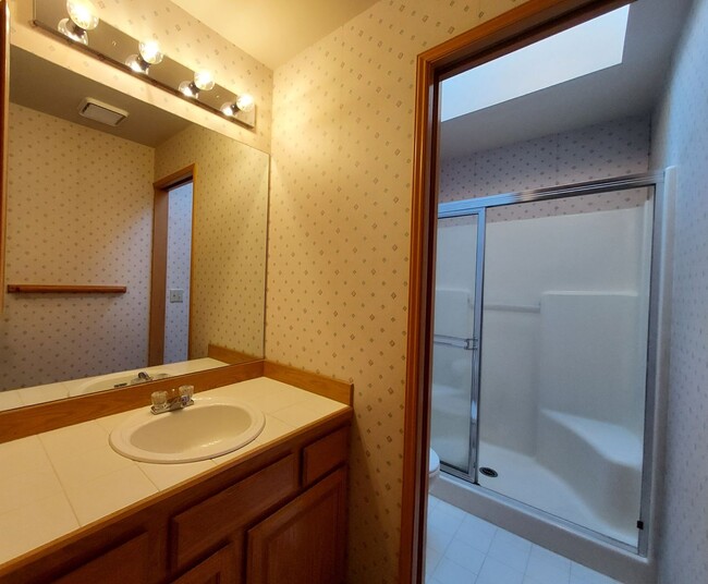 Building Photo - Federal Way Rambler featuring vaulted ceil...