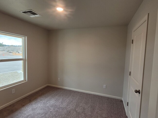 Building Photo - Beautiful 3/2 bath home located in Chaparral Terrace gated community.