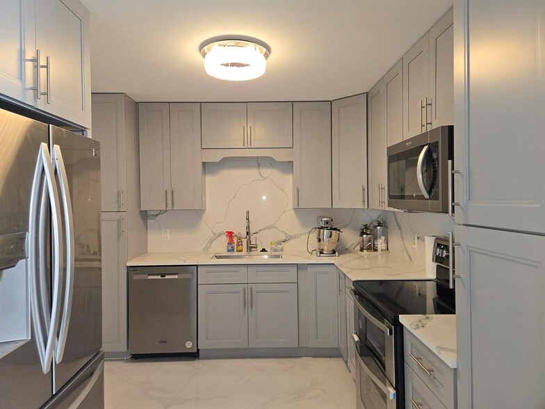 Building Photo - 2101 S Ocean Dr
