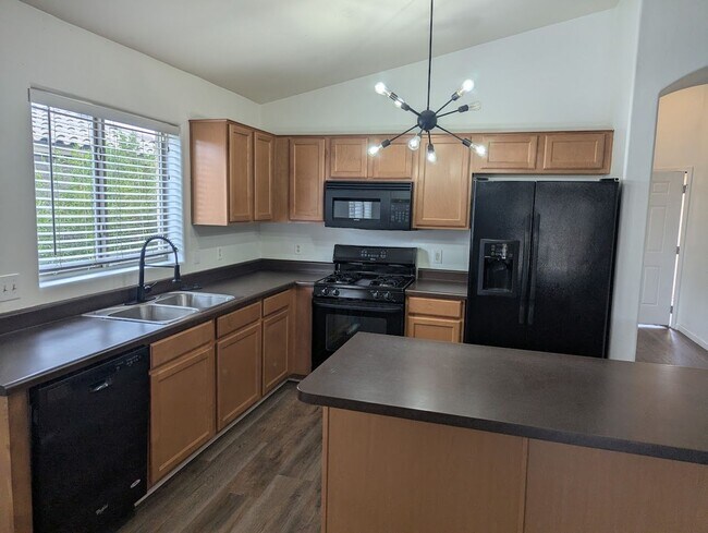 Building Photo - Great Northwest Home with Solar!