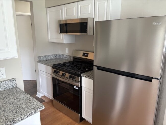Building Photo - Amazing 4 Bedroom 1 Bathroom available in ...