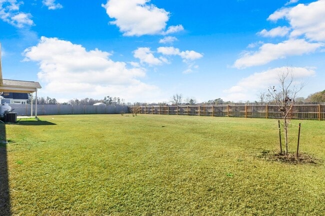 Building Photo - CHARMING ROSEWOOD HOME! 3 BR 2 BA w/ FENCE...