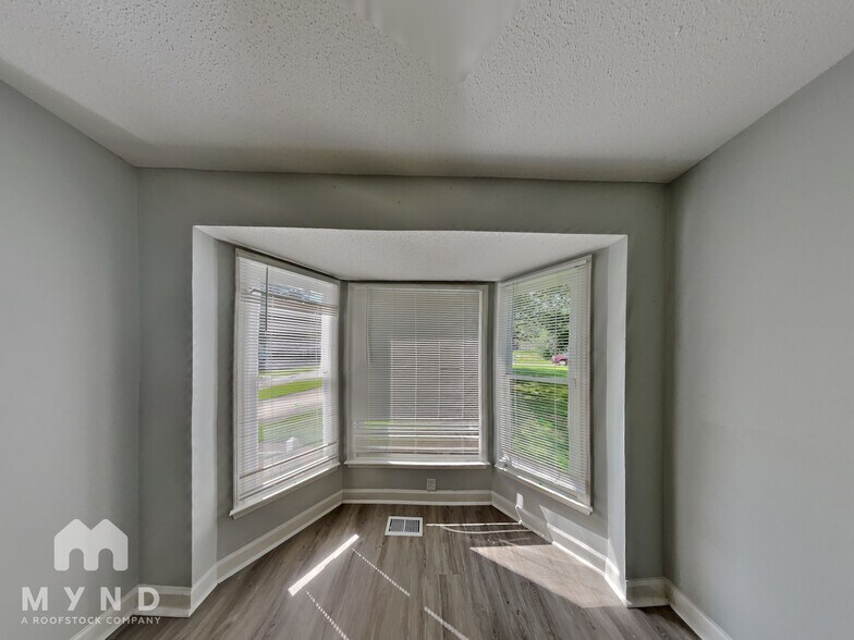Building Photo - 904 Clifford Dr