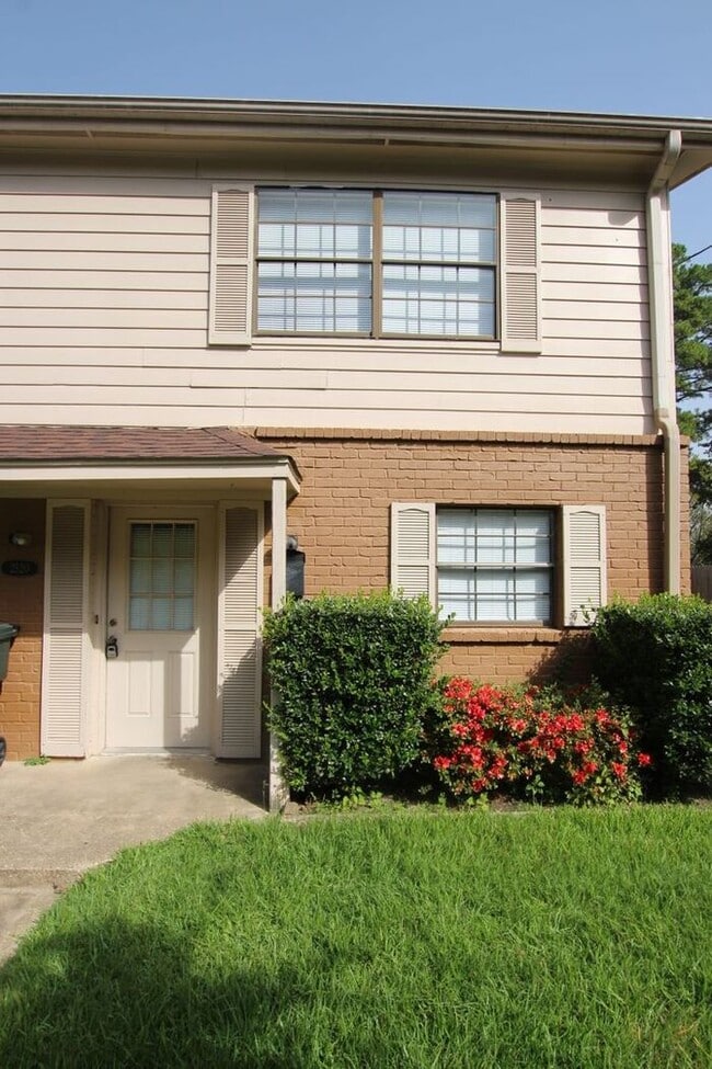 Building Photo - Beautiful 3 Bedroom, 2.5 Bath Townhome in Tyler – Available!