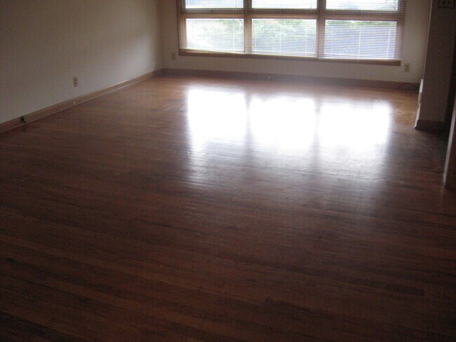Building Photo - Duplex-Great neighborhood! NEW REDUCED PRICE - $1538 per month!