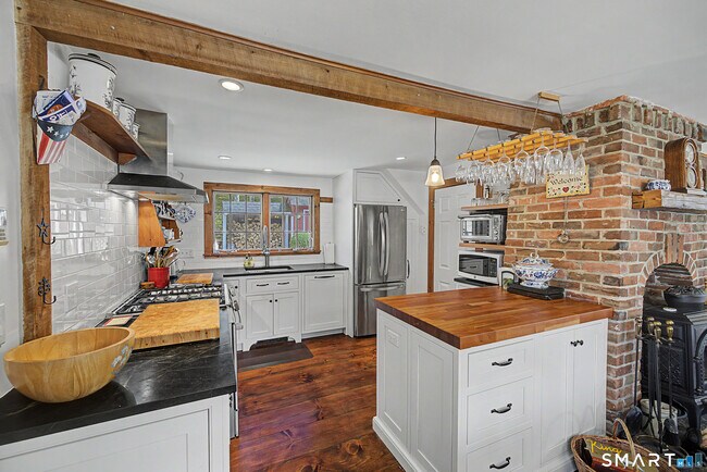 Building Photo - 75 Lake Lillinonah Rd N