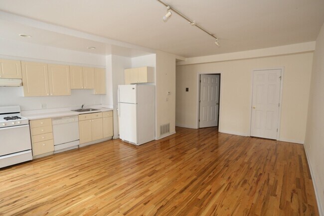 Building Photo - 922 W Dakin St