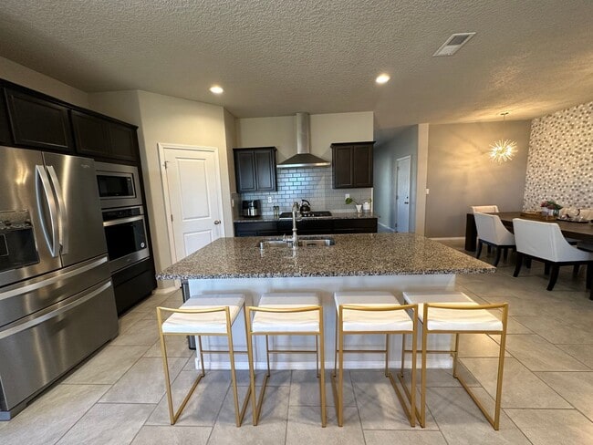 Building Photo - Beautiful Spacious Home!! Don't miss this ...