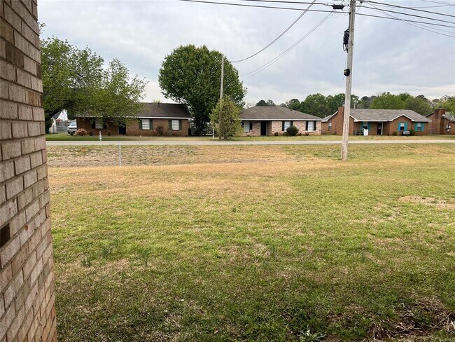 Building Photo - 1705 Deatsville Hwy