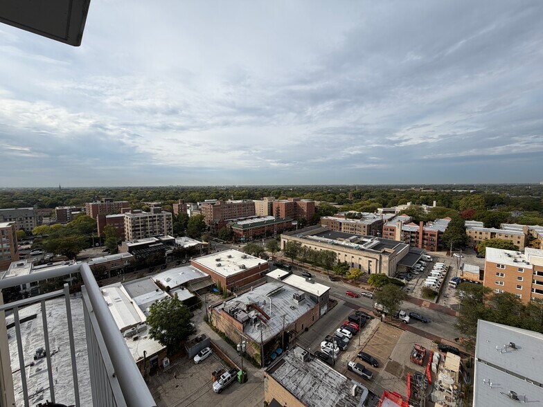 Building Photo - 1640 Maple Ave