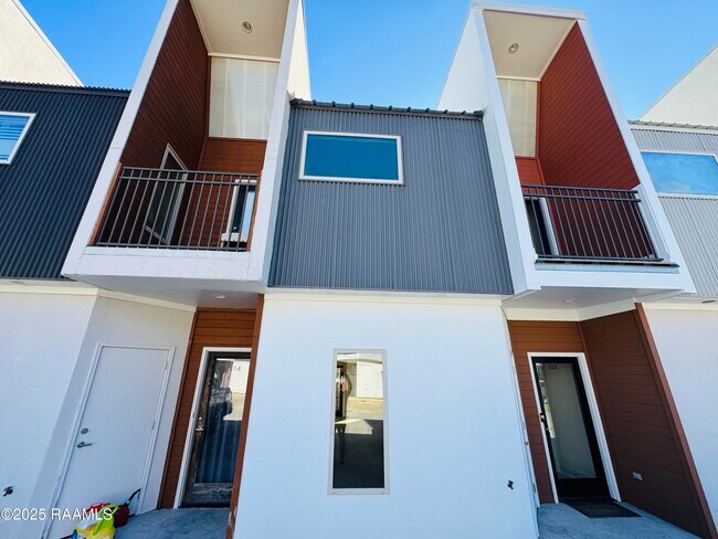 Building Photo - 113 Bayou St