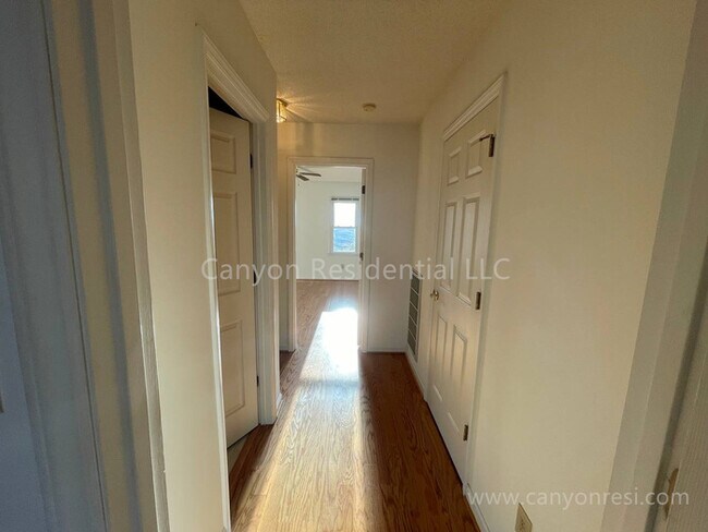 Building Photo - 204 Creeksedge Ct