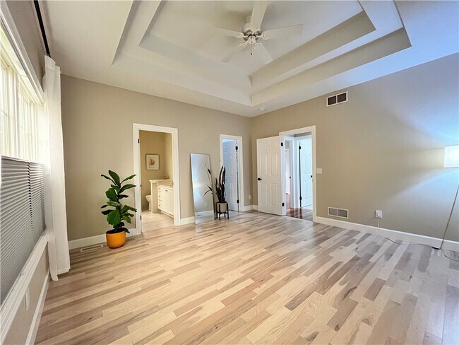 Building Photo - 136 New Tudor Rd