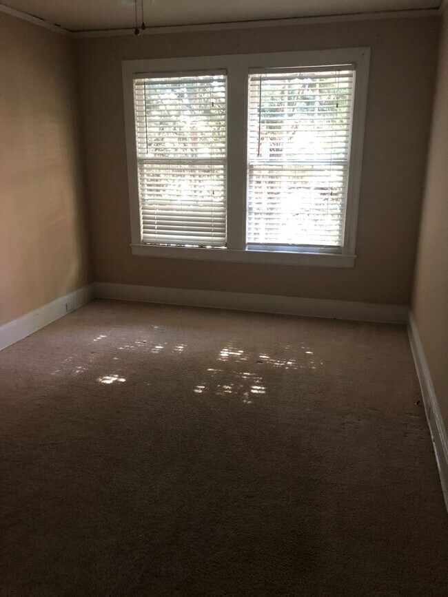 Building Photo - November  Move In Special 1/2 off first fu...