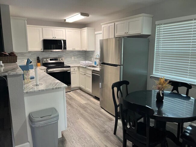 Building Photo - 1906 Karen Ln