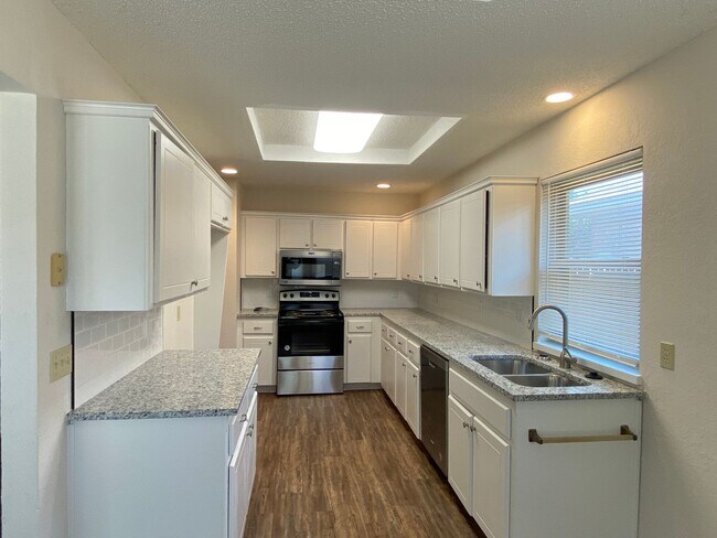Building Photo - Edmond Schools - Newly Renovated 3 bedroom 2 bath