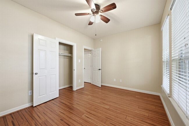 Building Photo - 25203 Oak Villa Dr