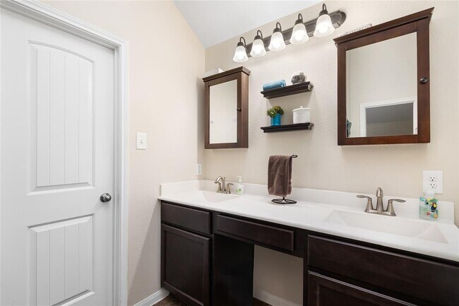 Building Photo - 923 Lake View Dr