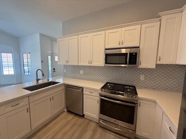 Building Photo - 2503 Levante St