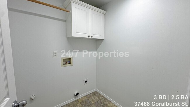 Building Photo - Remodeled 3 BD | 2.5 BA Home - Sandy