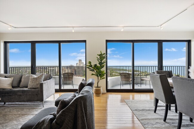 Building Photo - 2020 N Lincoln Park W