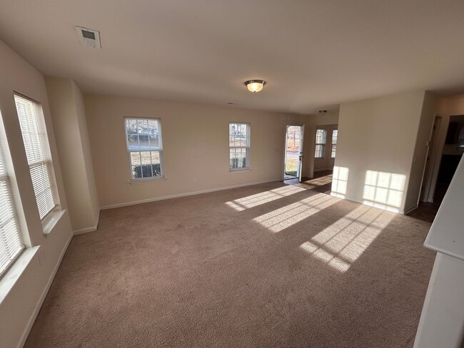 Building Photo - Coming Soon! 3/2.5 High Point Townhome, just north of town near N Main St & I-74